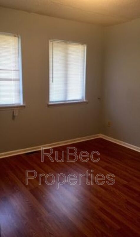 Three bedroom Single Family House property image
