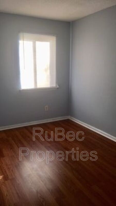 Three bedroom Single Family House property image