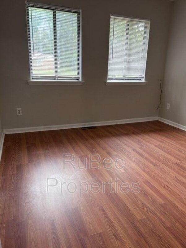 Three bedroom Single Family House property image