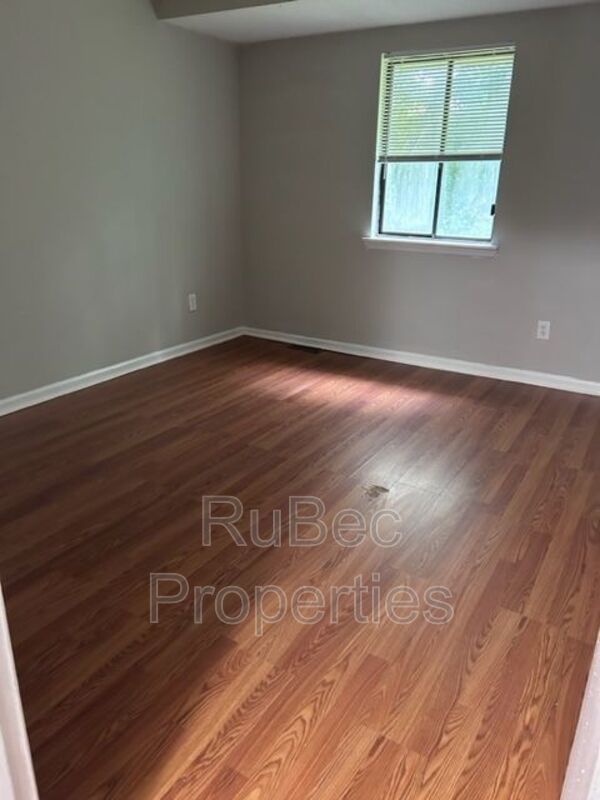 Three bedroom Single Family House property image