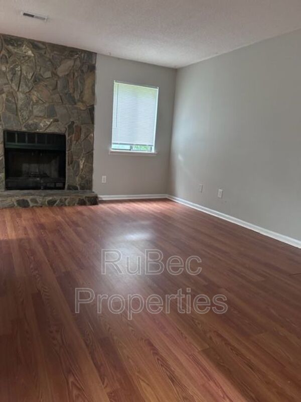Three bedroom Single Family House property image