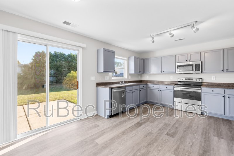 Spacious Northlake Home Offering Style, Comfort & Convenience! property image