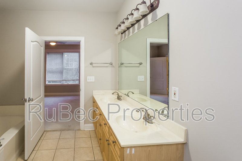 Live in the Heart of Historic Dilworth – Walkable, Stylish & Full of Charm!  ⭐️MOVE IN SPECIAL $500 OFF FIRST FULL MONTH💰⭐️🗝️ property image