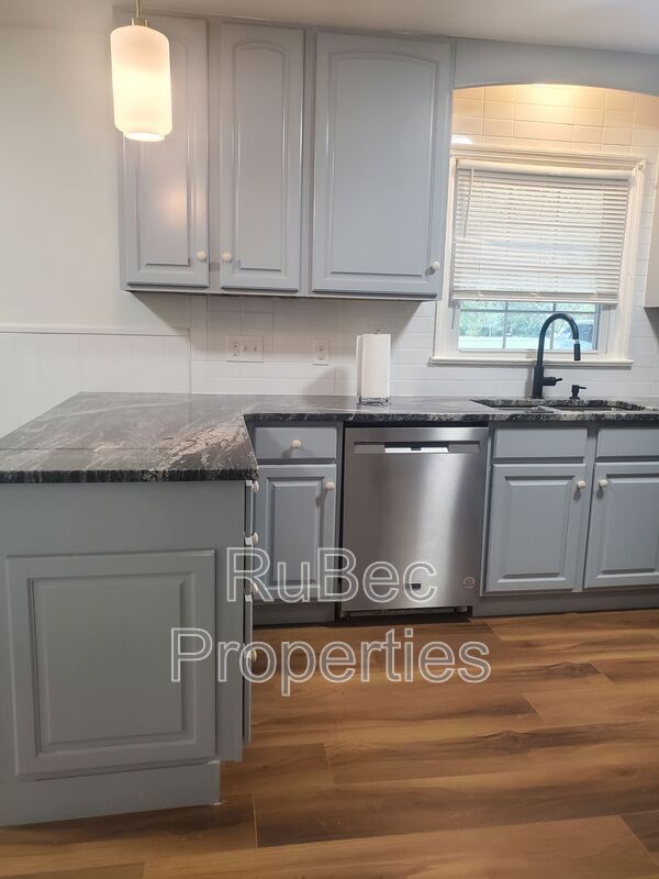 MOVE IN SPECIAL $250 OFF FIRST FULL MONTH!! property image