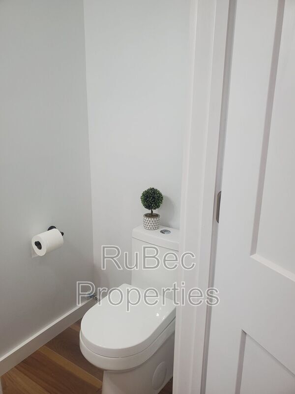 MOVE IN SPECIAL $250 OFF FIRST FULL MONTH!! property image