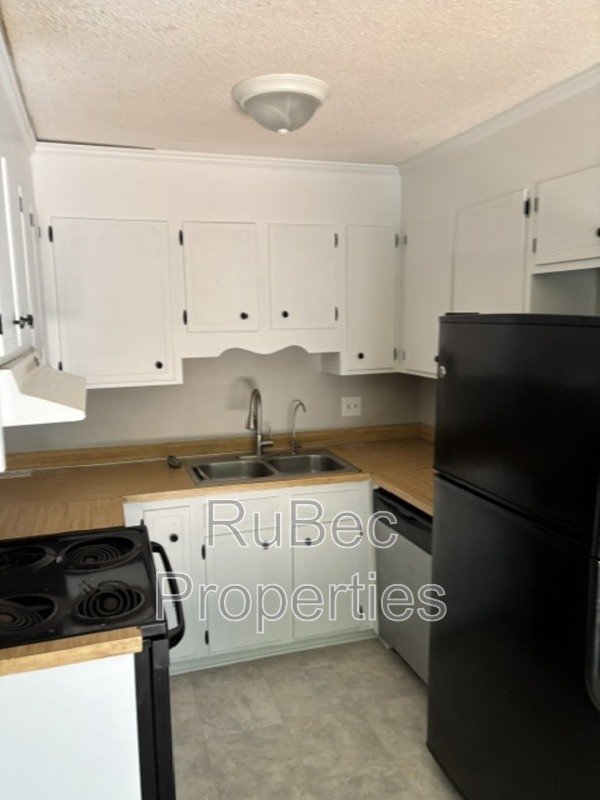 Three bedroom Single Family House property image