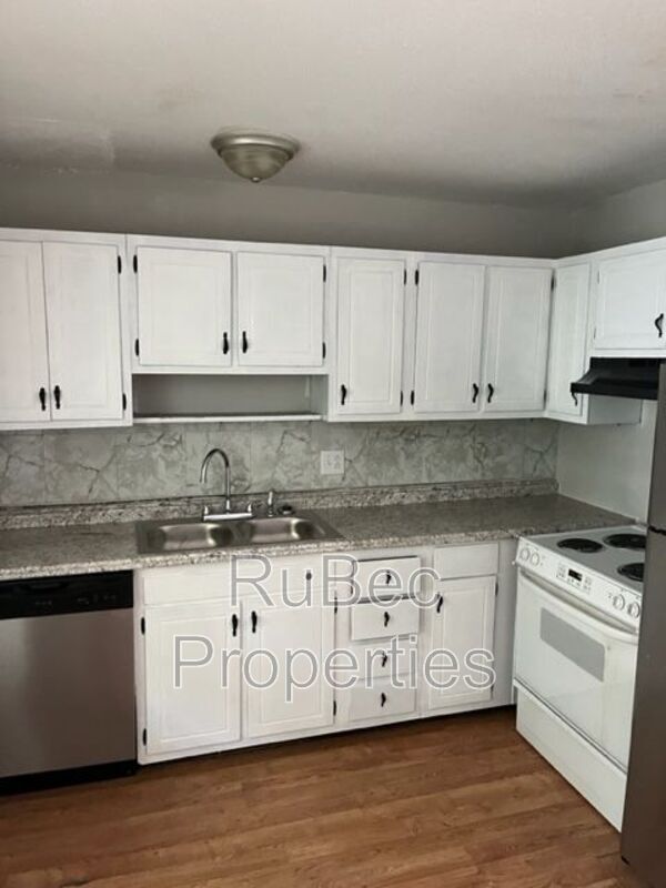 Available Now! Duplex with a Basement! property image
